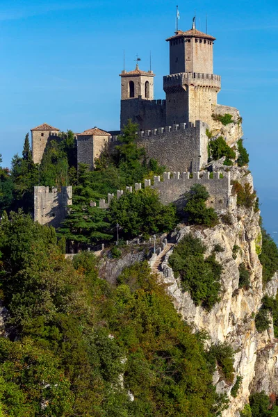 San Marino. Torres de pedra velhas no topo da montanha. — Fotografia de Stock