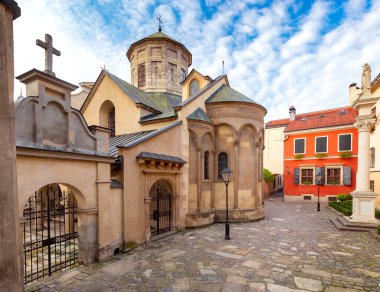 Lviv. Güneşli bir günde Ermeni avlusu.
