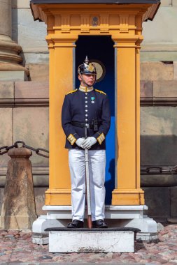 Stockholm. Kraliyet sarayının yakınında silahlı bir nöbetçi..