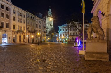 Lviv. Şafakta Belediye Meydanı.