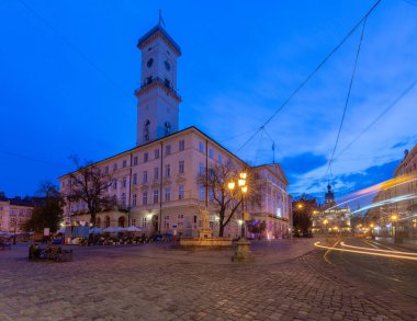 Lviv. Şafakta Belediye Meydanı.