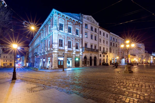 Lviv. Stadhuisplein bij zonsopgang. — Stockfoto