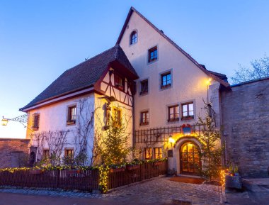 Gece aydınlığında eski bir ortaçağ sokağı. Rothenburg ob der Tauber. Bavyera Almanya.