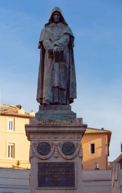 Çiçek meydanındaki Dominikli rahip Giordano Bruno 'nun heykeli. Roma. İtalya.