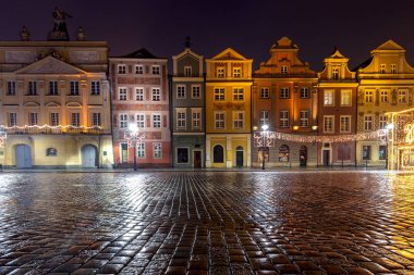 Poznan. Gece eski kasaba meydanı.