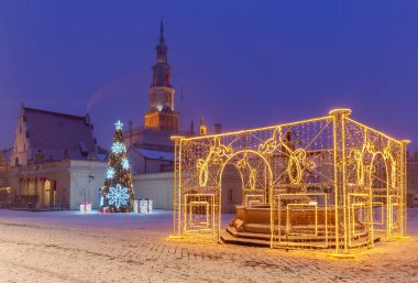 Poznan. Kasaba meydanında mavi saatte.