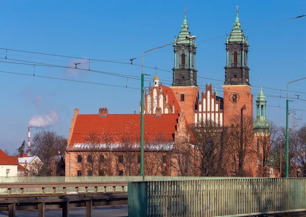 Poznaň. Katedrála na ostrově Tumskiy za slunečného dne. — Stock fotografie