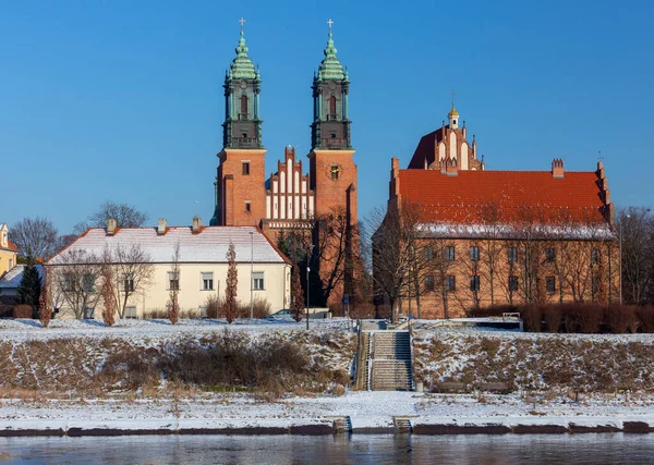 Poznan. Cathédrale sur l'île de Tumskiy par une journée ensoleillée. — Photo