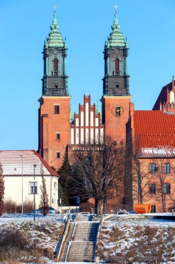 Poznan. Güneşli bir günde Tumskiy Adası Katedrali.