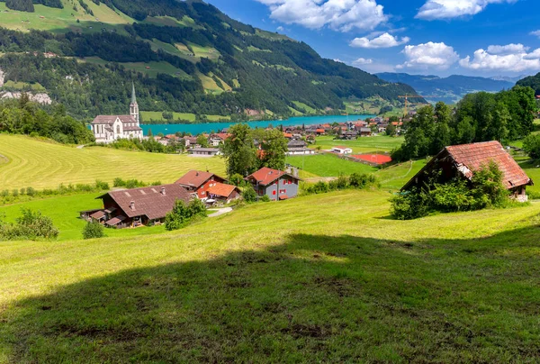 Landschappelijk Uitzicht Een Traditioneel Bergdorp Een Zonnige Dag Lungern Zwitserland — Stockfoto