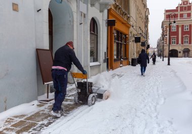 Karlı bir kış gününde pazar meydanındaki ortaçağ evlerinin renkli yüzleri. Poznan Polonya.
