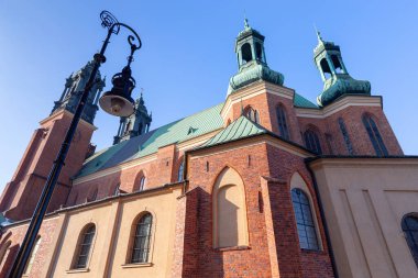 Kutsanmış Bakire Meryem Katedrali Tumski adasında güneşli kış gününde. Poznan. Polonya.