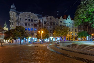 Geceleri Galitskaya Meydanı manzarası. Lviv. Ukrayna.