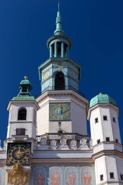 Güneşli bir günde eski bir ortaçağ belediye binası. Poznan Polonya.