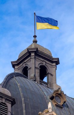 Operanın kubbesinde eyalet bayrağı var. Lviv.