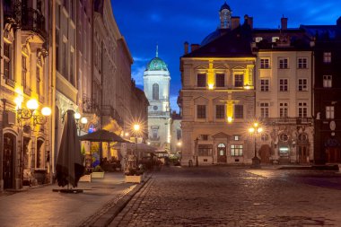 Lviv. Şafakta Belediye Meydanı.