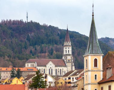 Annecy. Eski şehrin binalarının resimli görüntüsü..