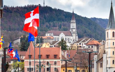 Annecy. Eski şehrin binalarının resimli görüntüsü..