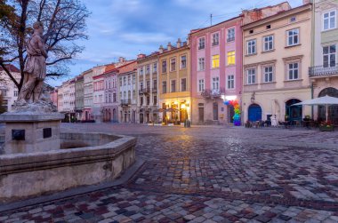 Lviv. Eski kasaba meydanı gece aydınlandı şafak vakti.