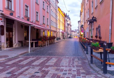 Lviv. Eski kasaba meydanı gece aydınlandı şafak vakti.