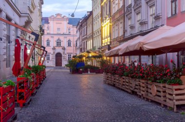 Lviv. Eski kasaba meydanı gece aydınlandı şafak vakti.