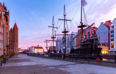 Gdansk. Güneşin doğuşunda eski şehrin seti..