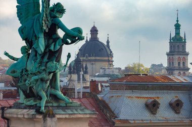 Lviv. Ulusal Opera 'da bir melek heykeli.