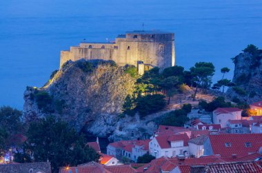Gece aydınlığında tarihi şehir merkezinin havadan görünüşü. Dubrovnik. Hırvatistan.