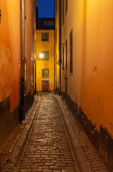 Stoccolma. Vecchia strada medievale stretta in illuminazione notturna . — Foto Stock