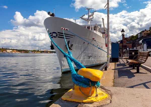 Pohled na městský nábřeží za slunečného rána. Stockholm. — Stock fotografie