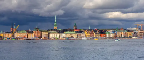 View of the city embankment on a sunny morning. Stockholm. — Stock Photo, Image