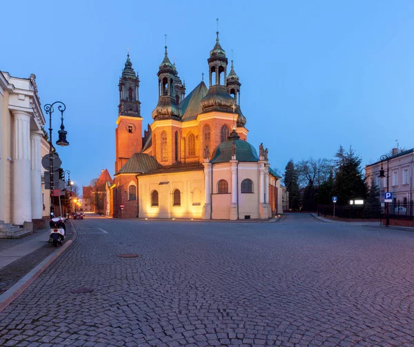 Poznan. Catedral na Ilha Tumskiy ao nascer do sol. — Fotografia de Stock