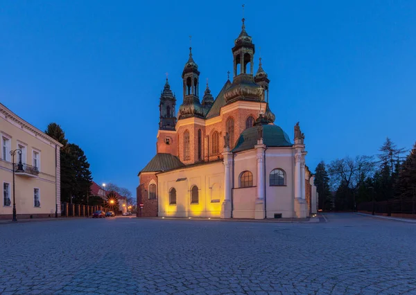 Poznan. Catedral na Ilha Tumskiy ao pôr-do-sol. — Fotografia de Stock