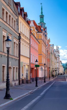 Poznan. Güneşli bir günde pazar meydanı.
