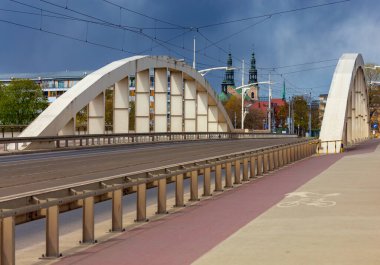 Poznan. Güneşli bir günde Aziz Roch Köprüsü.
