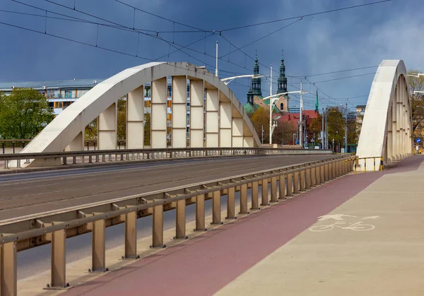 Poznan. Ponte de St. Roch em um dia ensolarado. — Fotografia de Stock