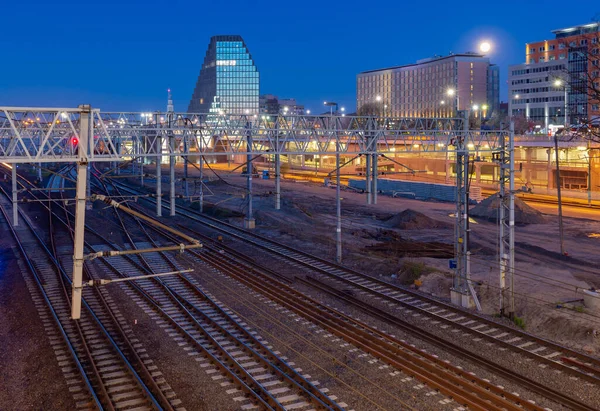 Vías férreas en la estación de tren de Poznan al amanecer. Polonia. —  Fotos de Stock