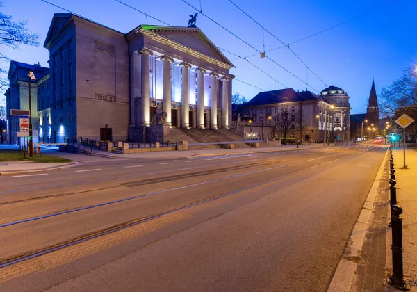 Poznaň. Fasáda budovy opery při východu slunce. — Stock fotografie