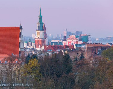 Poznan. Güneşin doğuşunda şehrin havadan görünüşü.