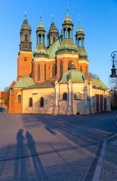 Poznan. Catedral na Ilha Tumskiy em um dia ensolarado. — Fotografia de Stock