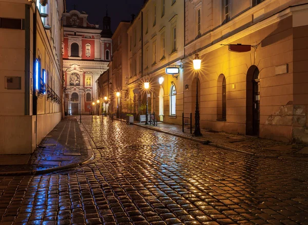 Met Poznan. Oude straat in de buurt van Old Town Square 's nachts. — Stockfoto