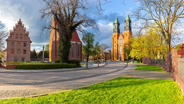 Poznan. Cathedral on Tumskiy Island at sunset. — Stock Photo, Image