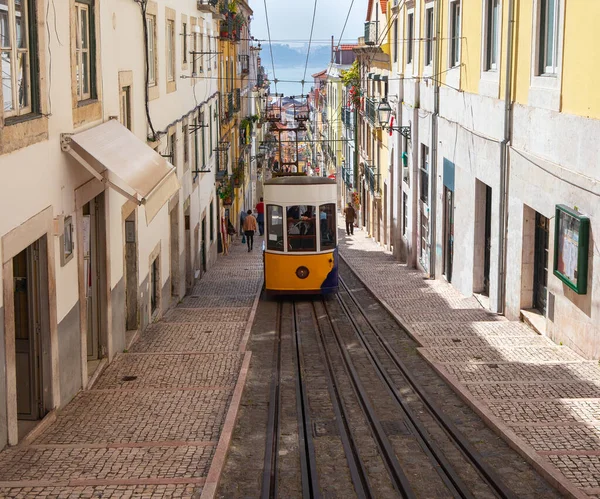 Antiguo Tranvía Tradicional Amarillo Una Calle Estrecha Lisboa Portugal — Foto de Stock