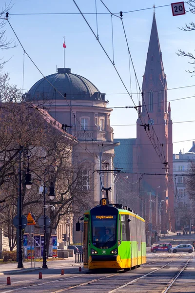 Poznan. Tranvía de la ciudad moderna en la calle en un día soleado. — Foto de Stock