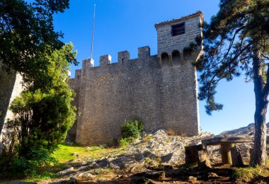 San Marino 'da. Dağın tepesinde eski taş kuleler.