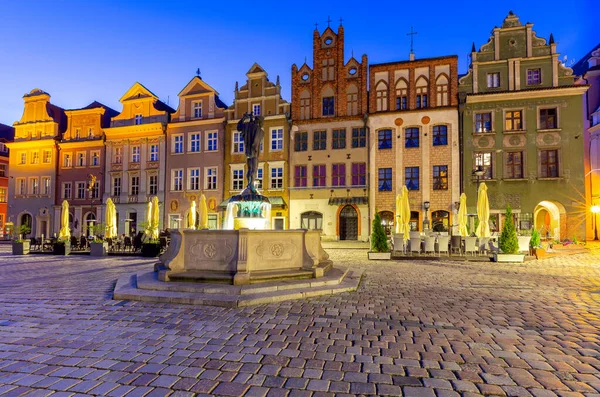 Poznan. Old Town Square with famous medieval houses at sunrise. — Stock Photo, Image