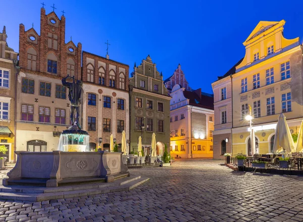 Poznan. Eski şehir meydanında gündoğumunda ünlü ortaçağ evleri.