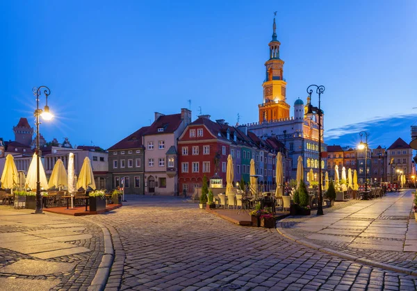 Poznan. Gamla stans torg med berömda medeltida hus vid soluppgången. — Stockfoto