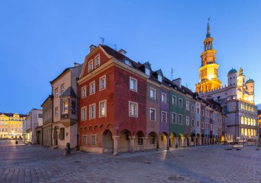 Eski pazar meydanı ve ortaçağ evlerinin renkli cepheleri. Poznan. Polonya.