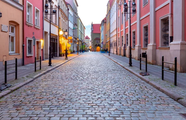 Poznan. Gammal traditionell smal stadsgata vid soluppgången. — Stockfoto